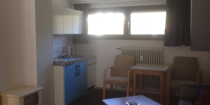 Monteurwohnung - Küche: eigene Küche - Pfalz - Kochnische, Esstisch - Haus Gisela