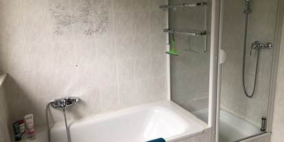 Monteurwohnung - Badezimmer: eigenes Bad - Lüneburger Heide - Bad mit Dusche und Badewanne - Ferienhaus Ahlerstedt - Ahrensmoor 
