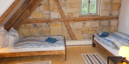 Monteurwohnung - Balkon - Sächsische Schweiz - 3. Schlafzimmer mit 2 Einzelbetten - Hammergut Neidberg in Bielatal - 20 Betten