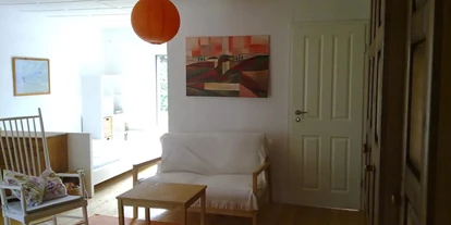 Monteurwohnung - TV - Stücken - Wohnzimmer mit Doppelbett und Tür zum Schlafzimmer - Ferienhaus Joey