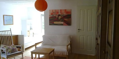 Monteurwohnung - Einzelbetten - Potsdam - Wohnzimmer mit Doppelbett und Tür zum Schlafzimmer - Ferienhaus Joey