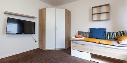 Monteurwohnung - Badezimmer: eigenes Bad - Kleiderschrank und Einzelbett und Bildschirm - Kleeblatt