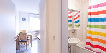 Monteurwohnung - TV - Blick vom Flur in Küche und Badezimmer - Kleeblatt