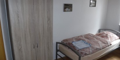 Monteurwohnung - Kühlschrank - PLZ 34302 (Deutschland) - Einzelzimmer der Wohnung im Parterre von Haus Siegner. - Haus Siegner  