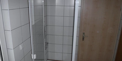 Monteurwohnung - Badezimmer: eigenes Bad - Söhrewald - Dusche in der Monteurwohnung im Parterre von Haus Siegner in Spangenberg. - Haus Siegner  