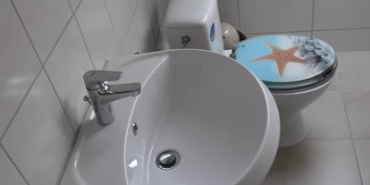 Monteurwohnung - Kühlschrank - PLZ 34593 (Deutschland) - Waschbecken mit Toilette in der Arbeiterwohnung in Spangenberg. - Haus Siegner  