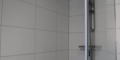 Monteurwohnung - Kühlschrank - PLZ 36179 (Deutschland) - Dusche im Haus Siegner - Monteurwohnungen in Spangenberg. - Haus Siegner  