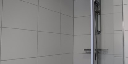 Monteurwohnung - Einzelbetten - PLZ 36179 (Deutschland) - Dusche im Haus Siegner - Monteurwohnungen in Spangenberg. - Haus Siegner  