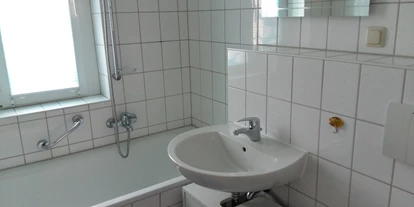 Monteurwohnung - Badezimmer: eigenes Bad - Elbeland - Bad - Wohnung in Radebeul-West verkehrsgünstig gelegen