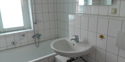 Monteurwohnung - Küche: eigene Küche - Radebeul - Bad - Wohnung in Radebeul-West verkehrsgünstig gelegen