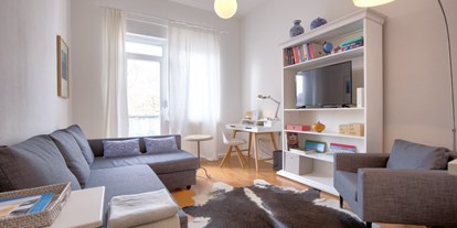 Monteurwohnung - TV - Pfalz - Wohnzimmer mit ausziehbaren Bett - Marooms