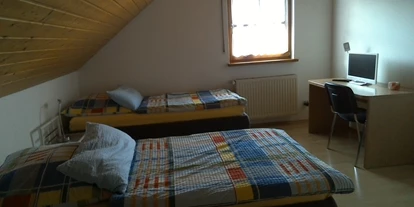 Monteurwohnung - Schwarzach (Landkreis Straubing-Bogen) - Schlafzimmer Westseite - Schöne Ferienwohnung mit Platz für bis zu 5 Personen