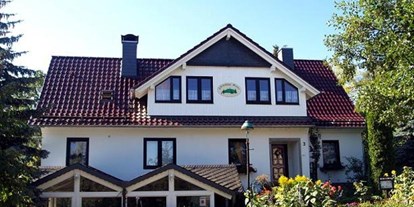 Monteurwohnung - Zimmertyp: Mehrbettzimmer - Schmatzfeld - Hausansicht Straßenseite - Gästehaus Bruns im Harz