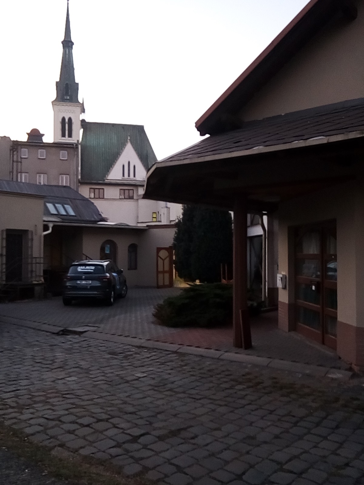 Monteurzimmer - Der Parkplatz und der Eingang zum Haus
 - Apartmán 3 Schlafzimmer by Lukas Cold