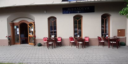 Monteurwohnung - Region Mährisch-Schlesien - Terrasse des Retaurant-Cafes Mahadeva - Apartmán 3 Schlafzimmer by Lukas Cold