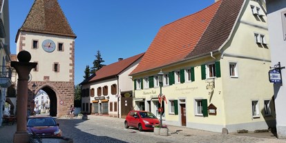 Monteurwohnung - Parkplatz: kostenlose Parkplätze in der Straße - Umkirch - Lage in der Innenstadt, direkt am Stadttor.  - Ferienwohnungen Haus Kindler 