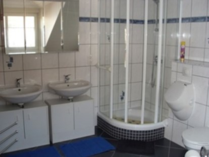 Monteurwohnung - Kühlschrank - Schonungen - Badezimmer des Monteurzimmers - Ferienwohnungen - Hildegard Graef