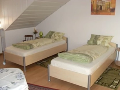 Monteurwohnung - Bettwäsche: Bettwäsche inklusive - PLZ 97525 (Deutschland) - Schlafzimmer der Monteurwohnung - Ferienwohnungen - Hildegard Graef