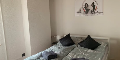 Monteurwohnung - Badezimmer: eigenes Bad - Großholbach - Kleines Schlafzimmer mit Doppelbett Bild 1.
a 0,90m x 2,00m - Ferienwohnung Altendiez