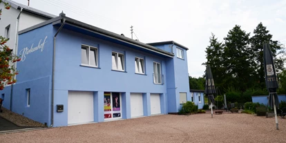 Monteurwohnung - Käshofen - Rückansicht Gesamtobjekt
Mit Parkmöglichkeiten auch für LKW - Family Lodge Birkenhof & Biergarten