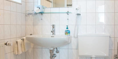 Monteurwohnung - Bettwäsche: Bettwäsche inklusive - PLZ 66914 (Deutschland) - Badezimmer mit Dusche und WC - Family Lodge Birkenhof & Biergarten
