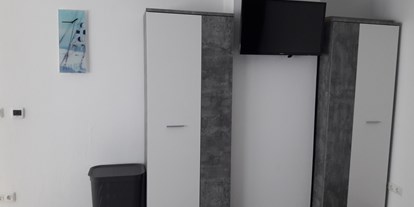 Monteurwohnung - Kühlschrank - Velten - Fernseher (DVBT2) mit zwei kleinen Kleiderschränken - Gutschlafen-Oranienburg 