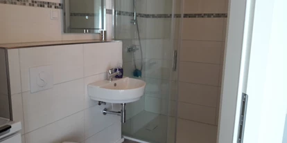 Monteurwohnung - Kühlschrank - Hammer (Landkreis Oberhavel) - Bad mit Dusche, WC und Waschmaschine - Gutschlafen-Oranienburg 