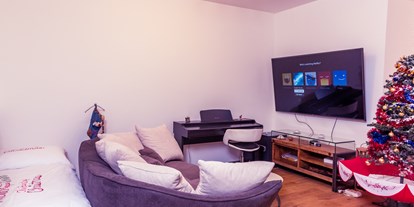 Monteurwohnung - Zimmertyp: Doppelzimmer - Münchendorf - Wohnzimmer - Smart-TV Netflix-YouTube 75-Zoll-Fernseher - Senator-Flats Paulus