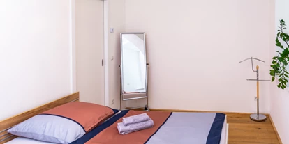 Monteurwohnung - Kühlschrank - Korneuburg - Schlafzimmer 2 Einzelbetten 120x200 & Smart-TV Netflix-YouTube - Senator-Flats Paulus