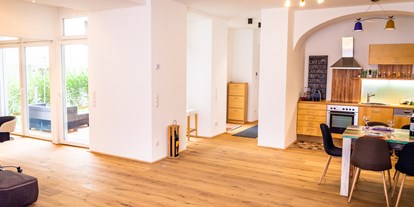 Monteurwohnung - Zimmertyp: Doppelzimmer - Vösendorf - Wohnzimmer blick Terasse  - Senator-Flats Paulus