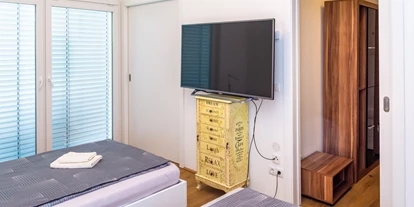 Monteurwohnung - Kühlschrank - Wien-Stadt Zentral - Schlazimmer mit 2 Einzelbetten 120x200, Smart-TV Netflix-YouTube & Begehbarer Schrak   - Senator-Flats Paulus