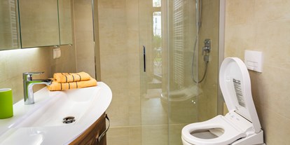 Monteurwohnung - Kühlschrank - Mannswörth - 2 Badezimmer mit  Villeroy & Boch ViClean - U+ Dusch-WC - Senator-Flats Paulus
