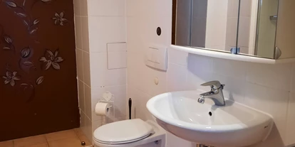Monteurwohnung - Einzelbetten - PLZ 97525 (Deutschland) - Badezimmer mit Dusche und WC  - Ferienwohnung Marschall Schweinfurt Hassfurt