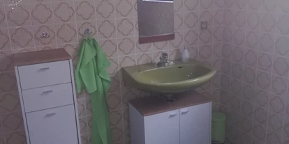 Monteurwohnung - Badezimmer: eigenes Bad - Pfinztal Söllingen - Großzügiges Tageslichtbad mit Waschmaschine - Monteur- /Ferienwohnung Grabs