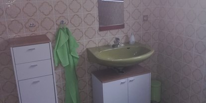 Monteurwohnung - Badezimmer: eigenes Bad - Walzbachtal Wössingen - Großzügiges Tageslichtbad mit Waschmaschine - Monteur- /Ferienwohnung Grabs