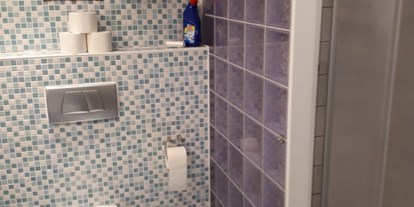 Monteurwohnung - Art der Unterkunft: Ferienwohnung - Linnich - Badezimmer mit Dusche und WC - Wohnen Bei Bolten Wohnung 1