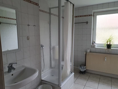 Monteurwohnung - Badezimmer: eigenes Bad - Dürrröhrsdorf-Dittersbach -   1 Badezimmer 1. OG - Ferienhaus- und Zimmervermietung Petra Hähnel