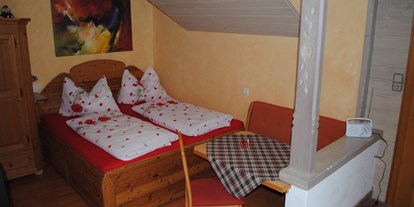 Monteurwohnung - TV - Kristina Apartment, ca. 35 qm,
Doppelbett, mit Sitzgruppe für 2 Personen und Küchennische - Gaestehaus Katharina