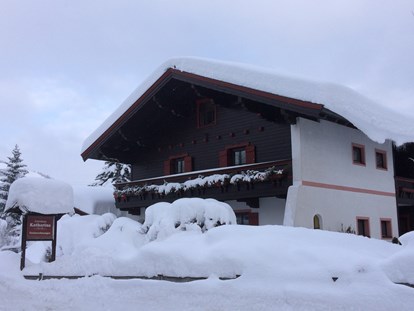 Monteurwohnung - Tirol - Gästehaus Katharina im Winter - Gaestehaus Katharina