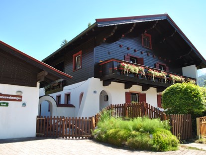 Monteurwohnung - Kitzbühel - Gästehaus Katharina im Sommer-Frontansicht - Gaestehaus Katharina