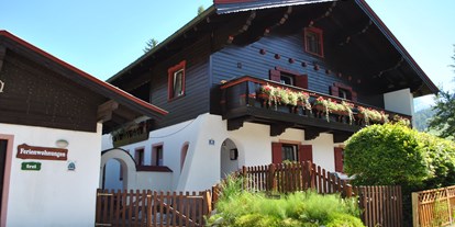 Monteurwohnung - Art der Unterkunft: Apartment - Tirol - Gästehaus Katharina im Sommer-Frontansicht - Gaestehaus Katharina