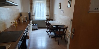 Monteurwohnung - Badezimmer: eigenes Bad - Thüringen Ost - Gemeinschafts-Küche Etage 1 - Gästehaus Weißes Lamm