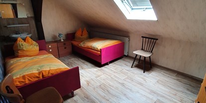 Monteurwohnung - Thüringen Süd - Zweibett-Zimmer in Wohnung 1 - Gästehaus Weißes Lamm