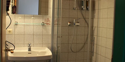 Monteurwohnung - Badezimmer: eigenes Bad - Bleckede Alt Garge - Badezimmer in der Wohnung Landblick - Ferienwohnungen Ferienhof Meyer