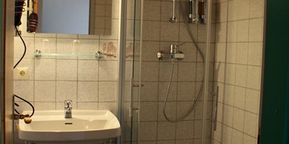 Monteurwohnung - Badezimmer: Gemeinschaftsbad - Lüneburger Heide - Badezimmer in der Wohnung Landblick - Ferienwohnungen Ferienhof Meyer