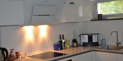 Monteurwohnung - Kühlschrank - PLZ 37075 (Deutschland) - Küche mit Kaffeemaschine, Wasserkocher, Spüle, Spülmaschinen Backofen - Sonniges Terrassenzimmer mit Parkplatz und kostenlosem WLAN