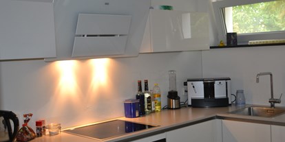 Monteurwohnung - Kühlschrank - Moringen - Küche mit Kaffeemaschine, Wasserkocher, Spüle, Spülmaschinen Backofen - Sonniges Terrassenzimmer mit Parkplatz und kostenlosem WLAN