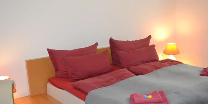 Monteurwohnung - Bettwäsche: Bettwäsche inklusive - Obernfeld - Schlafzimmer Doppelbett, 180 x 2,00 m  - Sonniges Terrassenzimmer mit Parkplatz und kostenlosem WLAN