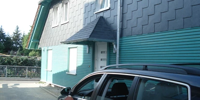 Monteurwohnung - Kühlschrank - Berßel - Hauseingangsseite mit Parkmöglichkeit für 4 PKW - Harz-Holidays