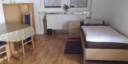 Monteurwohnung - Art der Unterkunft: Gästezimmer - Schwetzingen - Einzelbett mit Nachttisch - Gästehaus Müller